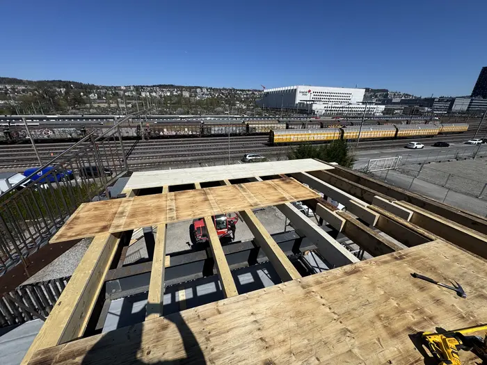 Beplankung der Dachplattform mit Blick auf die Swiss Life Arena