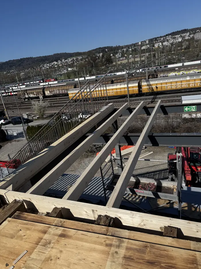 Holzbalkenlage auf Stahlträgern über dem Gleisfeld in Zürich