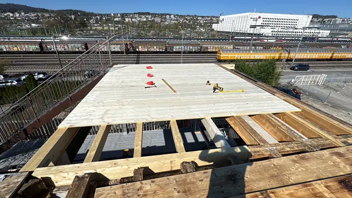 Fertig beplankte Dachplattform über dem Gleisfeld Zürich Altstetten