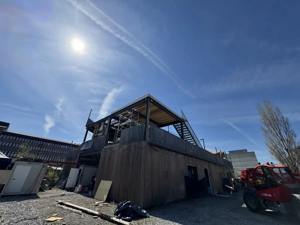 Container-Bar in Zürich Altstetten mit neuer Stahl- und Holzkonstruktion