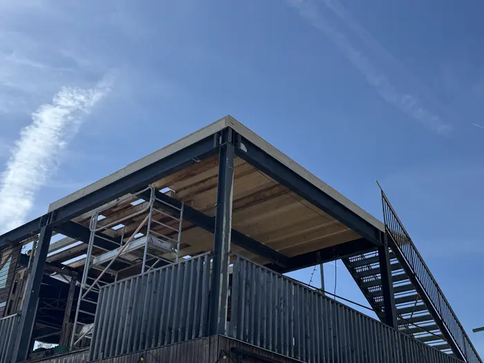 Untersicht der neuen Stahlkonstruktion mit Holzdecke