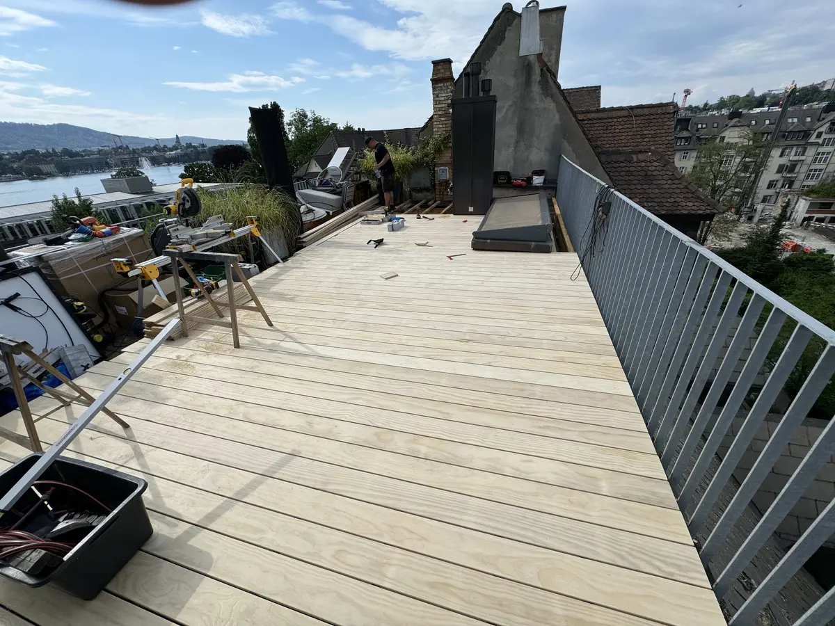Fertige Holzterrasse auf einem Dach in Zürich mit Blick auf den Zürichsee