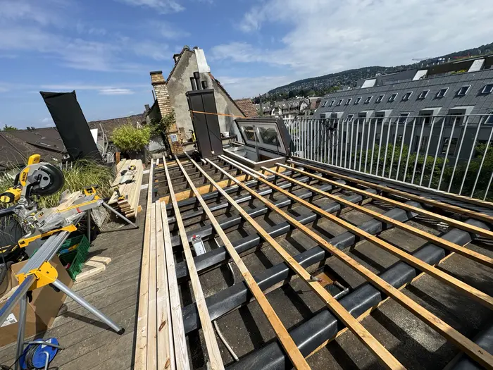 Neue Unterkonstruktion aus Holz auf einem Flachdach in Zürich
