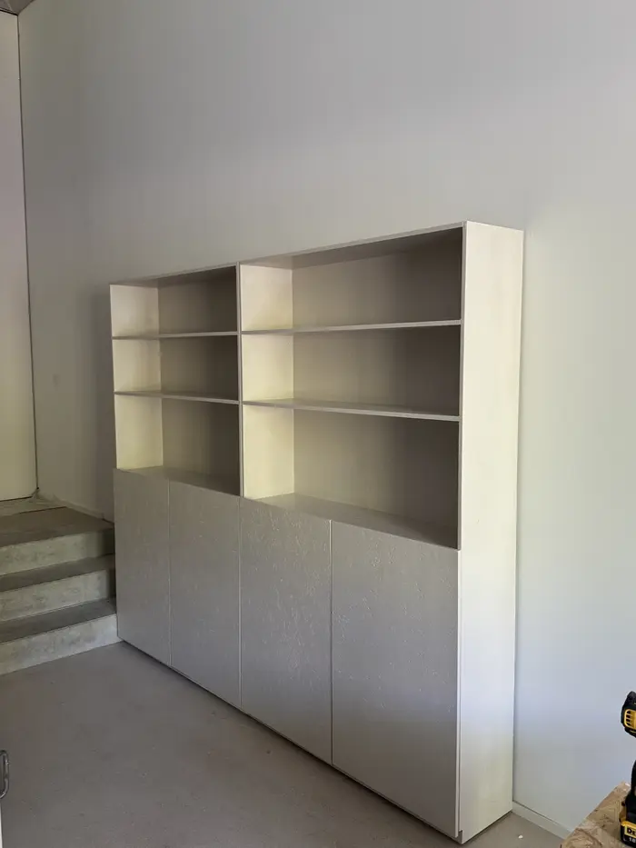 Einbauregal mit Schranktüren nach Mass in einem Neubau