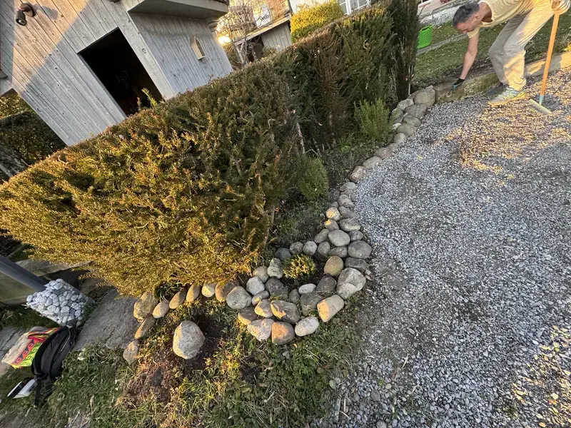 Gartenarbeiten mit neuer Steineinfassung und Kiesweg