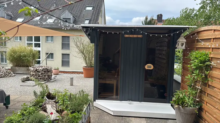 Massgefertigte Gartensauna auf einer Terrasse in Zürich
