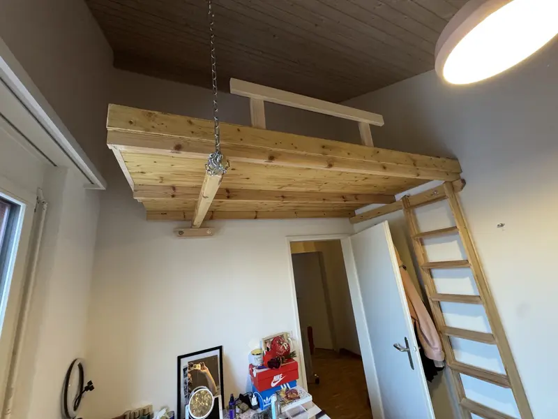 Hochbett-Galerie aus Massivholz mit Leiter