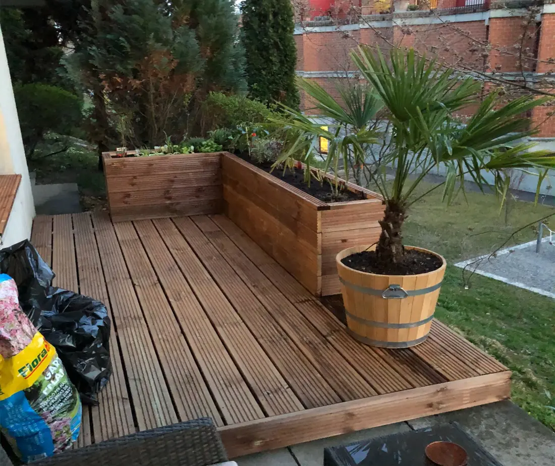 Holzterrasse mit Hochbeet – Gartenarbeiten in Zürich