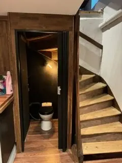 Innenausbau mit Holztreppe und Gäste-WC