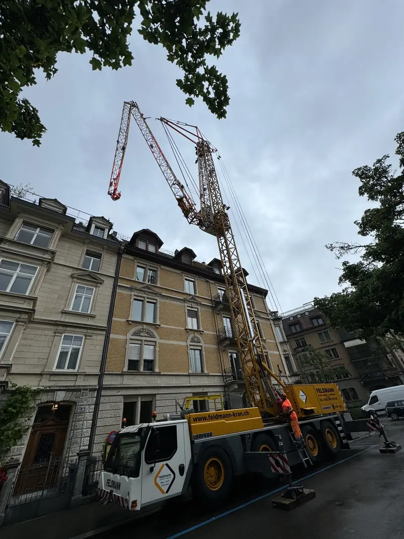 Kraneinsatz für Rückbau und Materialtransport an einem Altbau in Zürich