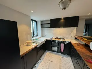Kücheneinbau mit Holzarbeitsplatte