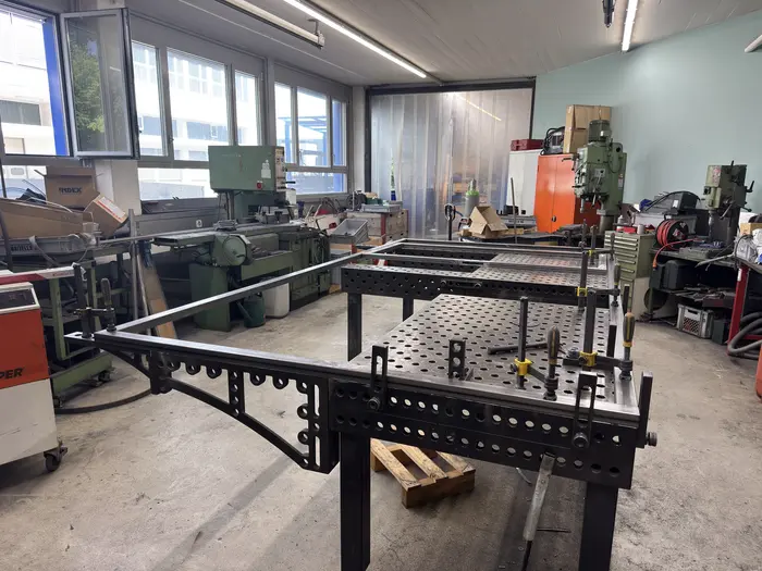 Metallbau-Werkstatt mit Schweisstisch und Maschinen