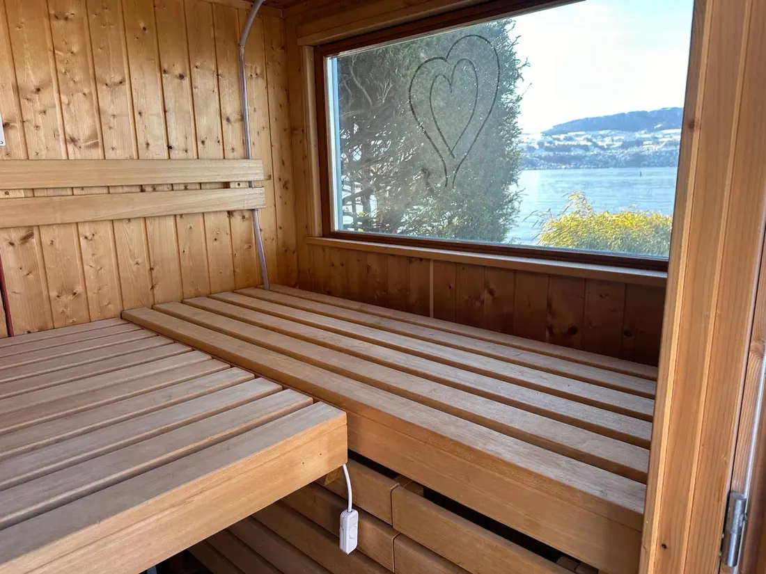 Sauna-Innenausbau aus hellem Holz