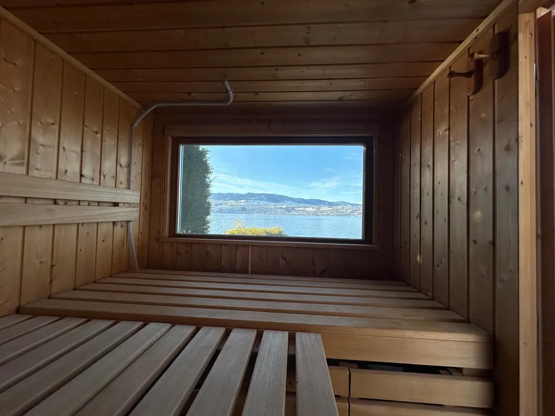 Saunabank mit Panoramafenster und Blick auf den Zürichsee