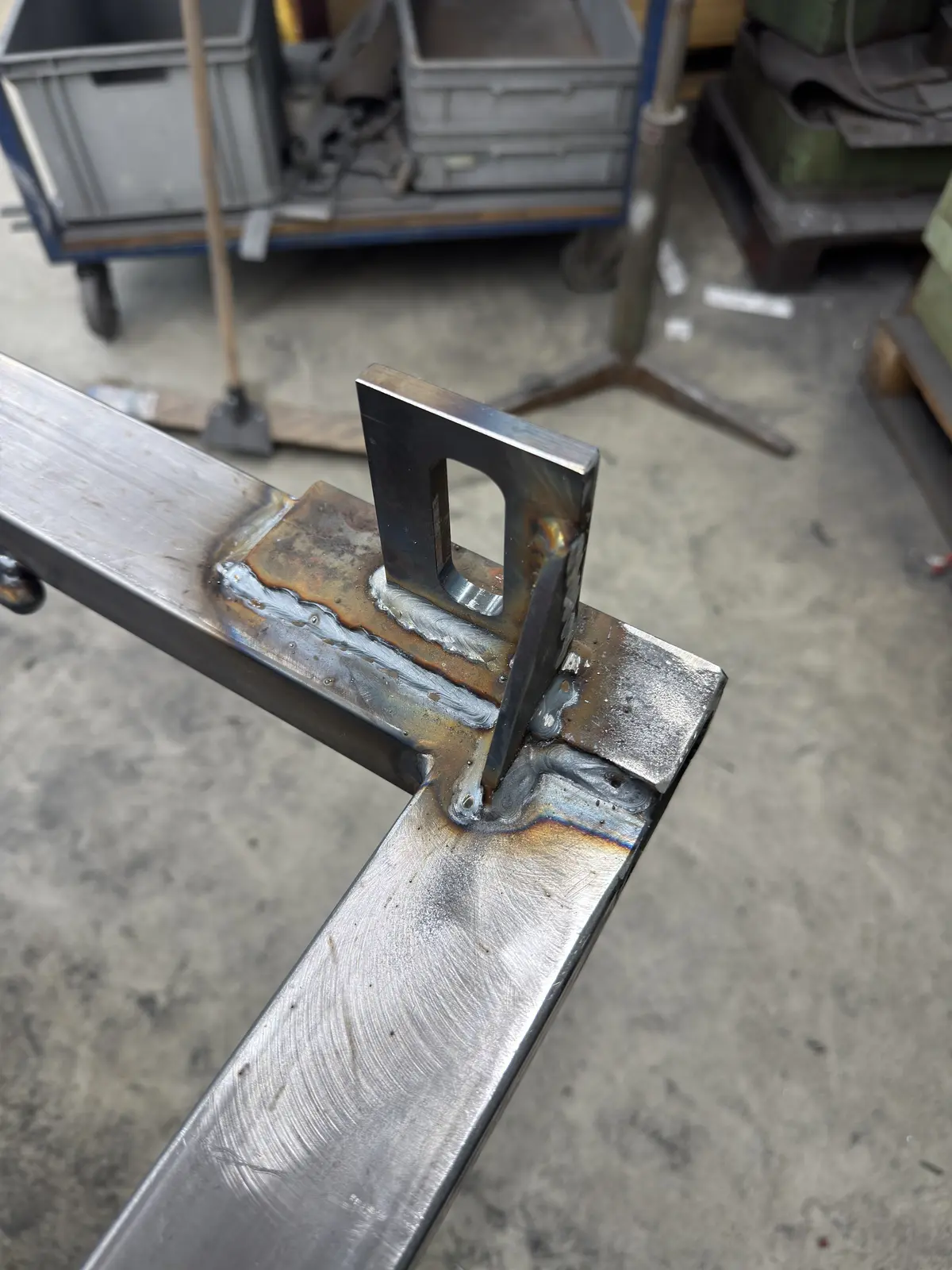 Saubere Schweissnaht an einer Stahlkonstruktion – Metallbau Zürich
