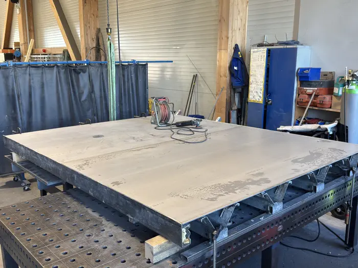 Grossformatige Stahlplatten-Baugruppe auf dem Schweisstisch
