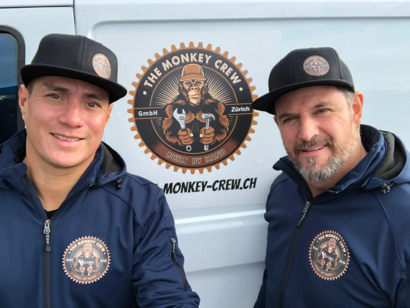 Das Team der The Monkey Crew GmbH vor dem Firmenwagen in Zürich