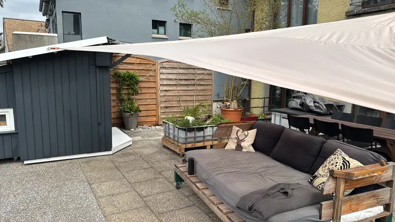 Terrasse mit Sonnensegel, Lounge und Sichtschutz